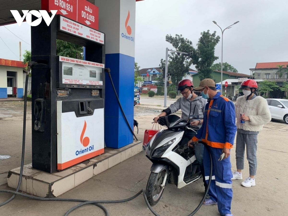Gov’t to halve environmental protection tax to stabilize petrol market